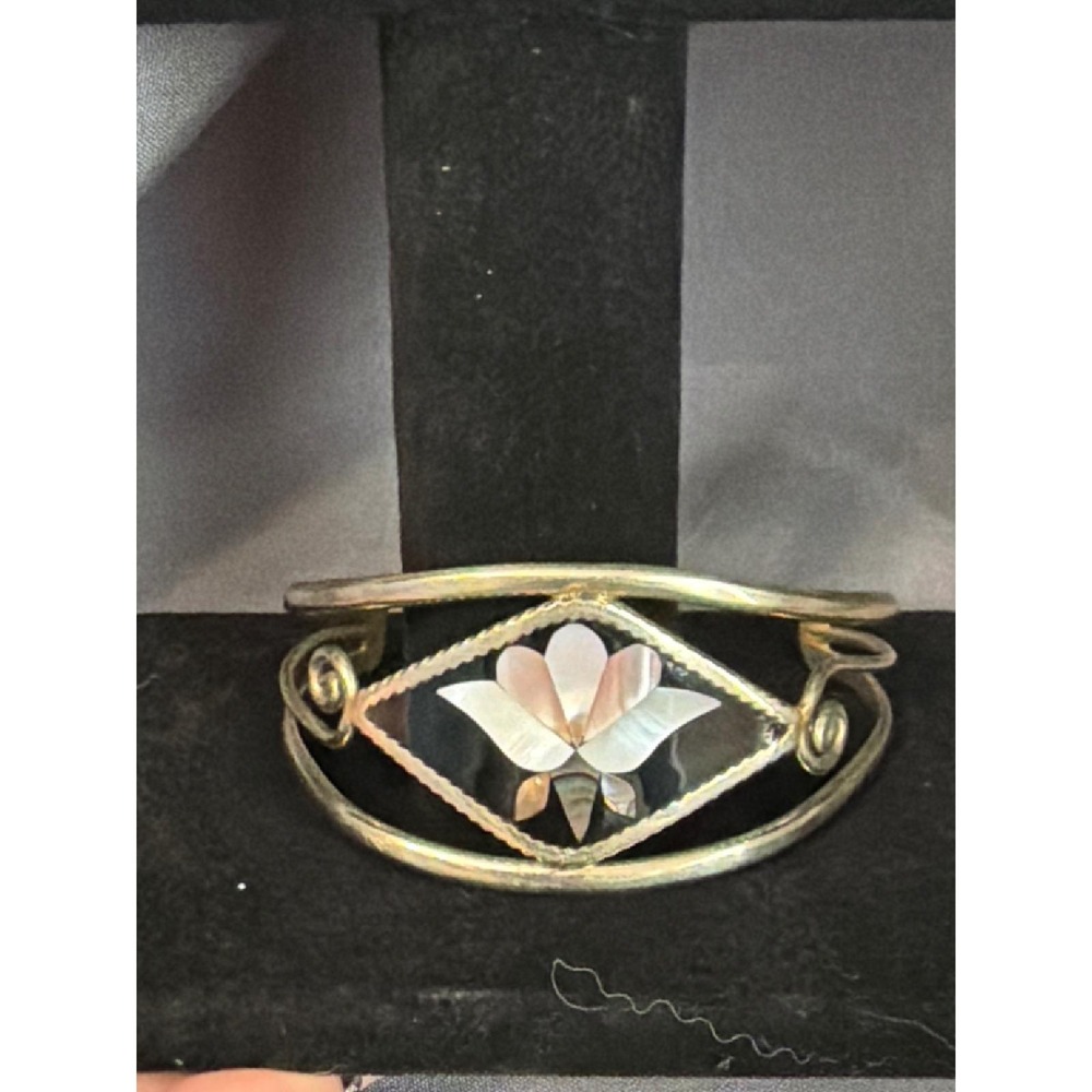 Vintage Alpaca Mexico Mother of Pearl Inlay Flower Cuff Bracelet Silver Tone